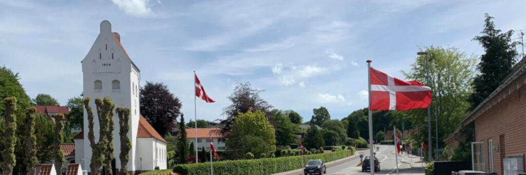 Flagalle foran kirke